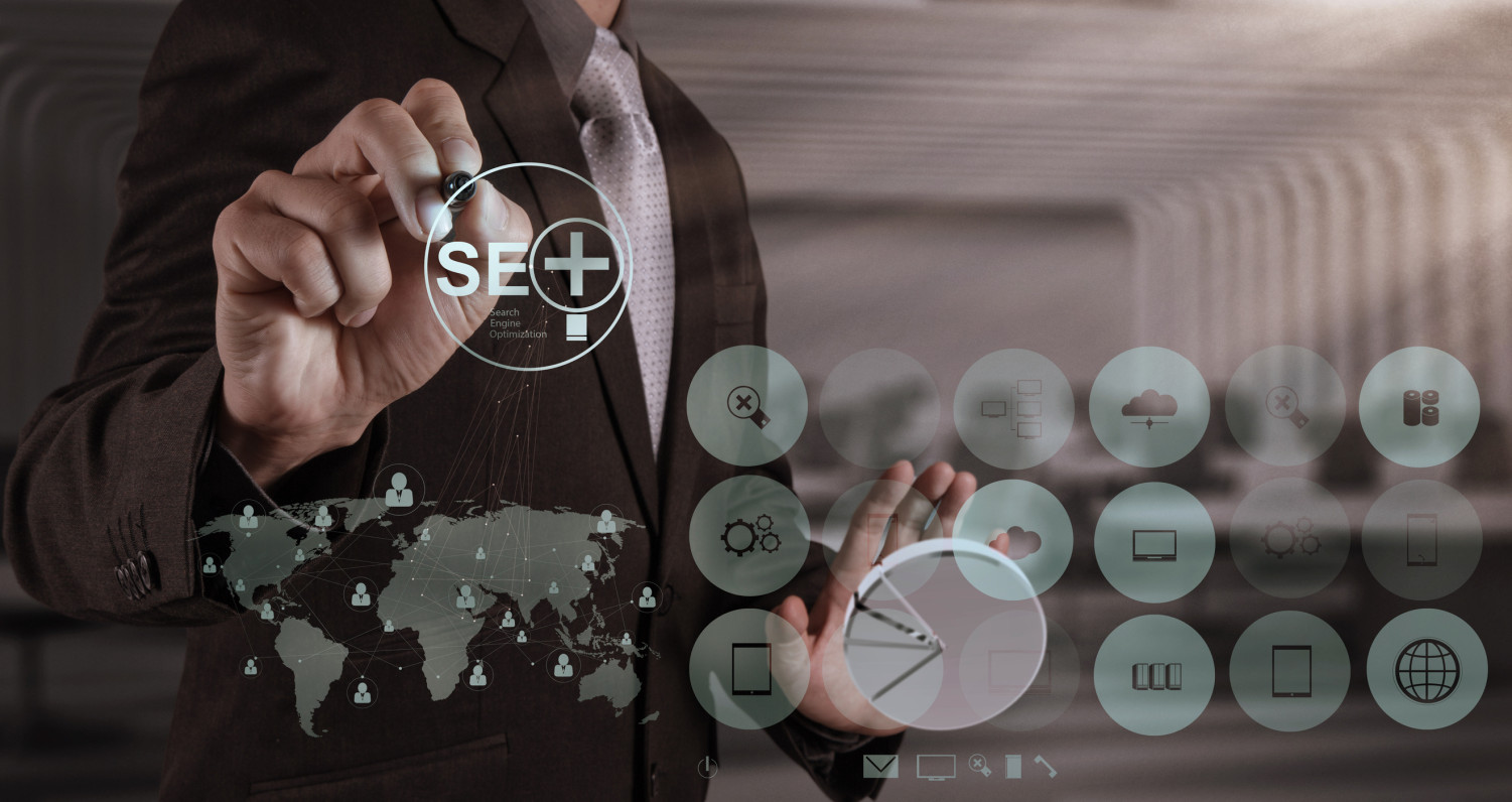 businessman hand showing search engine optimization SEO Najczęstsze Błędy SEO - zdjęcie nr 2