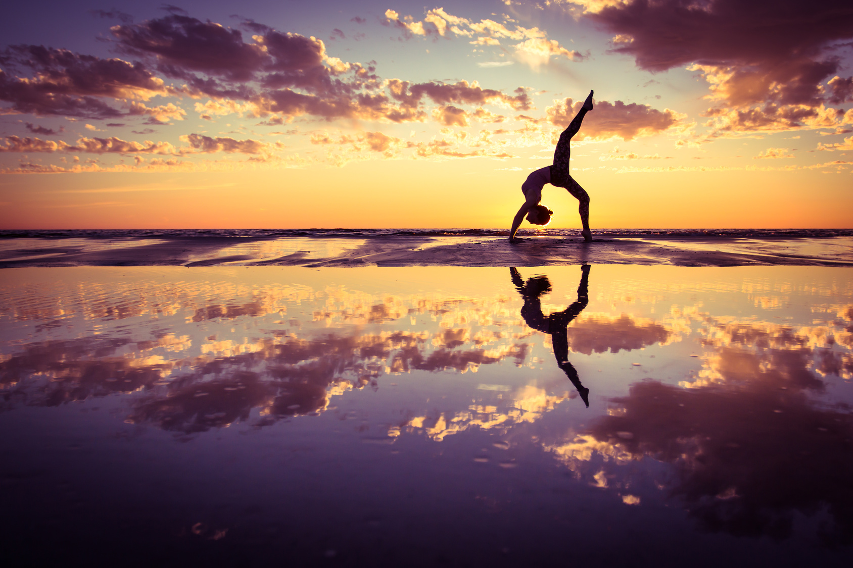 woman practicing yoga Reklamy elastyczne w Google Adwords - zdjęcie nr 2