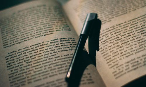 black-pen-on-book-2409566 Czy meta description może mieć wpływ na pozycję naszej strony? - zdjęcie nr 7