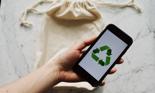 faceless-person-showing-recycle-symbol-on-mobile-phone-3850581 marketing społecznie zaangażowany